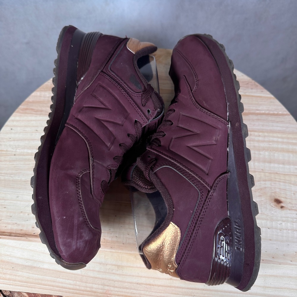 New Balance 574 Sneakers Womens 11 Burgundy Gold Good Condition Nubuck Leather - Picture 11 of 16